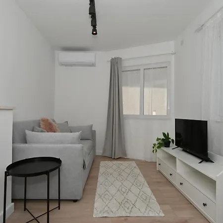 Relax With Private Hot Tub Split Area Apartment