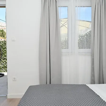 Relax With Private Hot Tub Split Area Apartment Zrnovnica