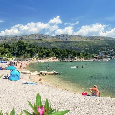 Апартаменти Romantic Escape With Private Hot Tub Near Split Zrnovnica