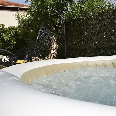 Relax With Private Hot Tub Split Area Apartment